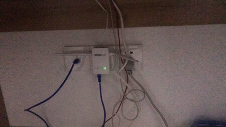 我买的是AP版的。 墙里边儿预留了线，但是小屋的信号不好，这种大户型的房子就是这样，所以这个东西真的很好用，还要再买一个，放在隔壁的大屋。自从安了这个之后，小屋的信号满满的，家里的智能设备都能连的上网了。