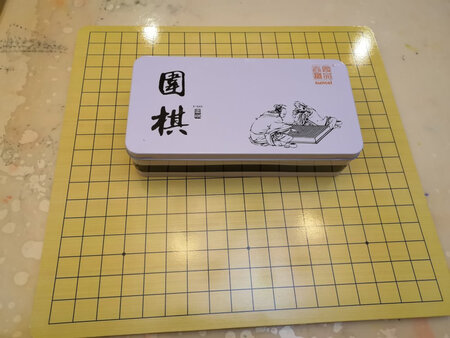 棋盘设计很人性化，一面是围棋的棋盘，一面是中国象棋的棋盘，围棋的白棋晶莹剔透。