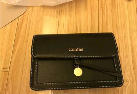 看邻居买了，挺好看的，自己也买了一个同款的，价格也划算的，挺不错的，有活动是时候买的。大小还可以，出门装个手机钥匙很方便，材质也好，这个价格能买这种材质的，确实性价比比较高哈