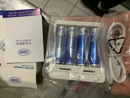 包装盒很不错 每节电池正极处都有塑料隔膜 避免漏电 充电盒很轻便 四节电池 电量都很足 装在闪光灯上感觉很有力度 斯丹德闪光灯专用电池 用上去更贴心 物流也非常快 上午下单下午到 快递师傅送货上门 微笑服务 必须五星好评啊 嘿嘿