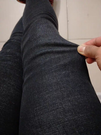裤子很好看  面料很柔软  很有弹性 穿着很舒服 上身很漂亮呢 颜色我好喜欢 穿着很暖和 很满意