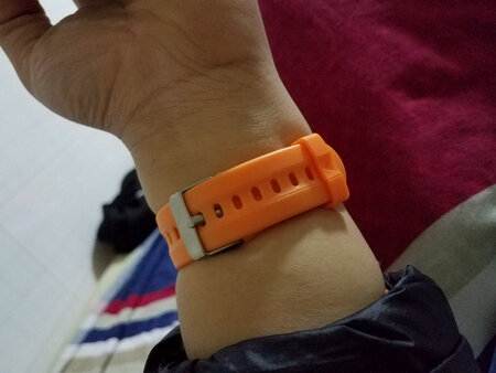 这个定位器经过综合对比后发现性价比最高，而且后续使用的费用非常低，一年才30块钱，操作简单，带上后单手不易取下，非常适合老人配戴!这次选对了！！!