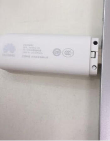 使用很方便，插上免驱，可以直接使用。网速看地方要看位置，送了两张卡，测试了一下电信的，网速还可以。给的赠品我很喜欢充电插头，可以直接把机器插上去提供wifi。