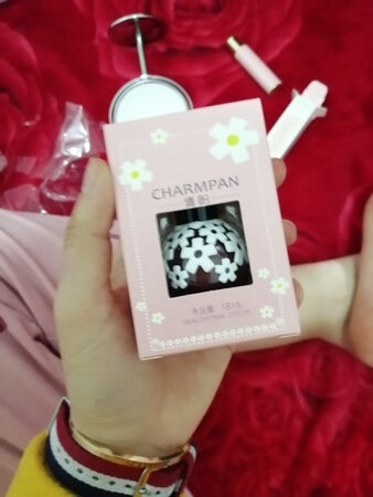 产品颜色：特别好看
产品质感：不错有点油
滋润效果：很滋润
适合肤色：各种肤色