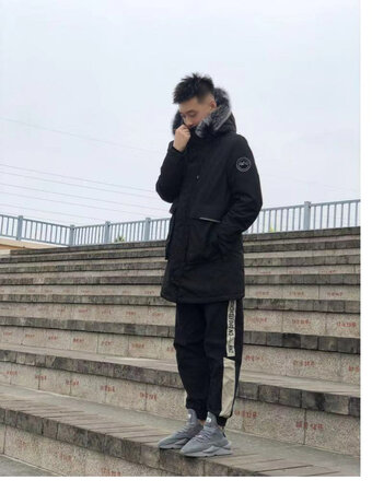 羽绒服真是蛮不错的 做工精细 穿上不重还保暖 设计感很好 后面的毛领做工也不错 款式是我喜欢的长款  客服推荐尺码合身 满意