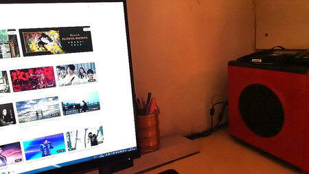 显示器太大，桌子太小为了能靠墙买的，挺不错