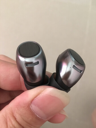 我是买到次品了吗？一个掉漆的。盒子看起来也是旧旧的感觉。。。。。。