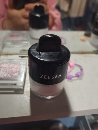 第二次购买了，不会脱妆，很好用
