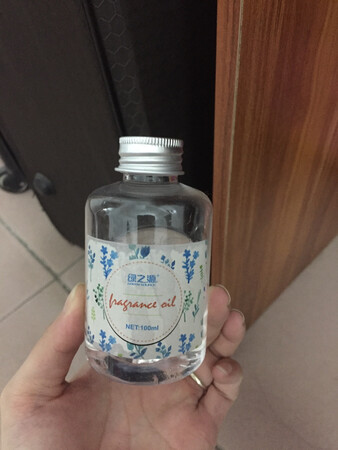 在这家买了加湿器，凑单一起买了香薰精油补充液，总共买了三瓶，两种香味的。这两个香味都很好味，倒多了也不会很浓，不像一些精油倒多就特别浓呛鼻子，这家的香薰精油补充液不会，有时加在加湿器里使用，有时直接单独洒在地上，很好闻。
