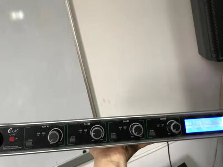 我觉得声音清晰 没有噪声 不会有突然的刺耳的声音 连接信号好  用来演讲和唱歌非常好  简单又容易操作 这个必须好评