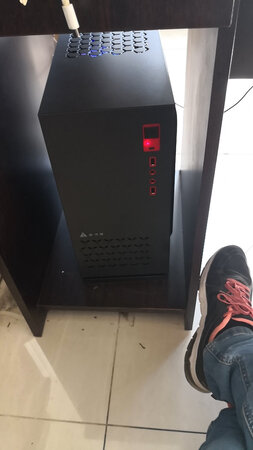 机箱外观：显示器黑框配红色底边和支架，非常漂亮
性能配置：独显-固态硬盘最高配置
散热性能：超强散热
售后服务：回复及时，有问必答，服务专业