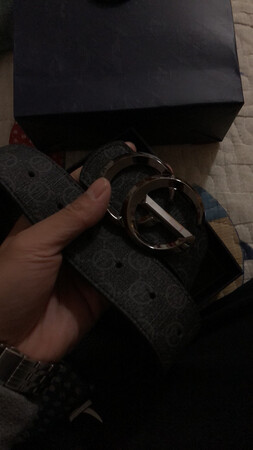 在京东看皮带看了好久才挑选出来的，扣子很漂亮，皮带带花纹有商务气质再里面，附送了打孔器，皮带很软，到了冬天皮质会变的硬一点，活动买入价格也优惠，期待使用中孔不会开裂，皮带不会断裂，送货的速度还算可以京东应该会更快一点更好，
