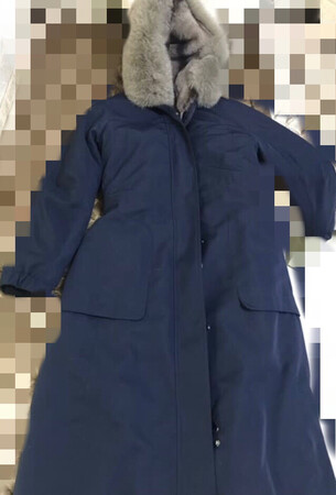 收货的时候感觉衣服的分量不轻，呵呵，第一次买动物皮毛的外套，以前都是羽绒服，比较轻。打开盒子感觉还是不错的，个人觉得五金件不够高档，还有提升的空间，衣服的面料还是可以的，至于皮毛的真假就不讨论了，无从辨别，试穿了一下，很热，广东仲未冻的缘故，呵呵，买这件衣服主要是为了过几个月出国不至于冻成狗，哈哈，腋窝下这个位置感觉有点不舒服，可能是衣服比较厚的原因，还算满意吧，收下了