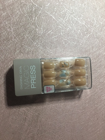 这种指甲贴可以轻松带，也不用留指甲。