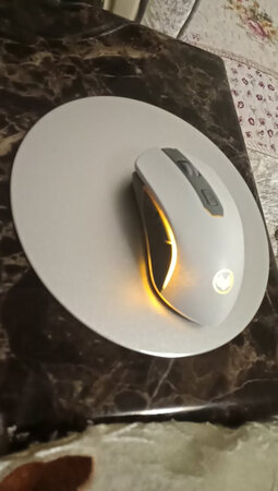 耐用度：用着挺好
响应速度：反应挺快
便携度：稍微有点大
外观颜值：外观挺漂亮
舒适度：手感挺舒服
其他特色：氛围灯也挺漂亮