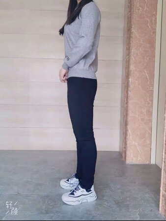 比我之前穿的任何一条羽绒裤都显瘦，太满意了，真的是很厚实保暖的一条裤子，拿在手里很有厚实感，穿上一下子就暖和了，羽绒填充的很均匀，做工工整没有任何的线头，南极人的品质确实不错，难怪家里人都爱买这个牌子的，客服也是超级可爱，回答的很专业哦~推荐的尺码合适，必须好评。