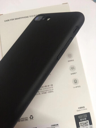 买了很多次这家的产品，每次都非常满意哈，性价比非常高，外观精美，做工精细，不粗糙，手感不错，触感的握着很舒服，无毛刺不扎手，颜色正材质非常上档次，包装简约精美，物流快递也快，卖家还送了钢化膜，又省一大笔，推荐大家购买～