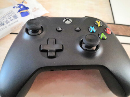 之前有ps4手柄但是考虑到玩pc游戏xbox支持更好所以就买了。东西不错