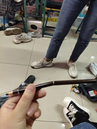 产品质感：不好，硬邦邦
产品颜色：颜色不正
显色效果：浅浅的，不喜欢
持久效果：一点都不持久，什么东西这是
其他特色：没有特色，特色就是臭臭的吧，很难闻，一收到货还断了
