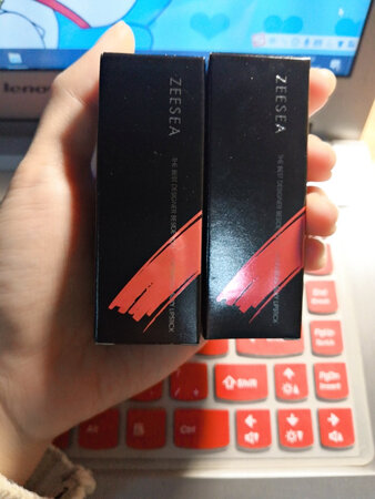 口红到了就开始用了，这已经用了好几天了，感觉很好用哦，我买的有番茄红，姨妈红。奶茶色和复古红，奶茶色特别日常素颜也可以涂，复古红特别有气场，可以化完妆出去玩涂，而且口红很润，也不拔干，很喜欢。