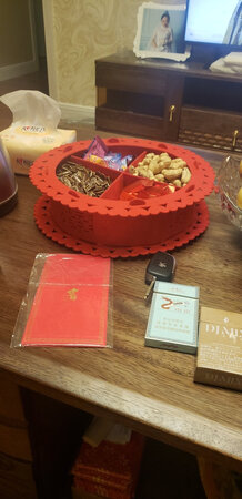 物流很快，发货神速，糖盒子很简约，结婚用的简单就好，组装也很简单，放东西空间适中，还是不错的