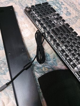发错货，老子买的无线键盘鼠标套装，给老子发来一个带线的，客服态度极其恶劣，非常糟糕的购买体验，东西怎么样不知道，做生意以诚为本都不知道，竟然怀疑老子调包，什么好东西啊，差那百八的，差评，辣鸡客服。