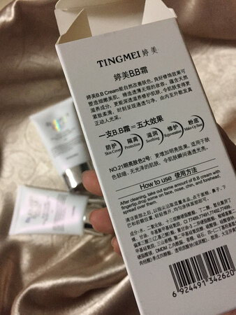 超级容易推开，不用美妆蛋用手指就能完美上妆，持久效果很好，平时就靠这一层打底就可以一整天好气色了，两款颜色我一直搭配使用，毕竟夏天冬天肤色可能稍有不同，两种颜色自己混合，完美调出适合自己的肤色。