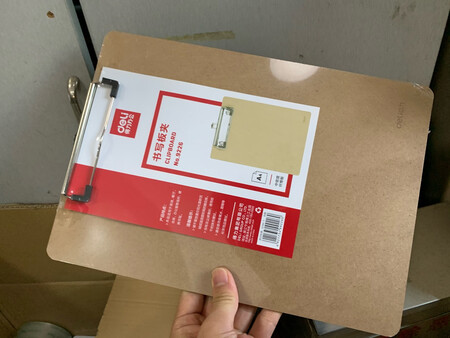 做工质感：很不错，不是一般low货可比！毕竟大品牌还是值得信任的！我想说，想买啦很久了，这一款深得我心！
尺寸大小：正好，一般纸张大小，基本够用了！
耐用度：很牢固，摸上去很结实！
产品设计：还是很合理的！不错?