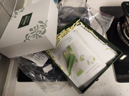 绿茶味很浓，上脸后凉凉的，感觉是薄荷成分，但是香气不算很自然，香精味比较重，保湿效果还是有，抗氧化就弱一点的。
