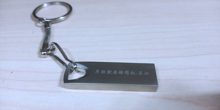 体积容量：2GB的， 因为算法问题，电脑显示29GB这个没有办法，也不能说人家缺斤少两。
传输速度：一般，流畅。
外观材质：手感不错