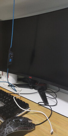 显示器很清晰，本来想随便买一个用，客服给我推荐的这款。很好用。