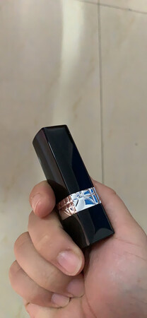 正品绝对的正品..一直没下手的772，太美啦！超级合适黄皮肤，滋润度有够好，持久性不吃东西一直都在呢？超级棒的持久性！给个5星。锁色很好锁色锁得很棒!黄皮妹子不用考虑。必须入手一只！绝对不会失望的一只口红?种草了那么久很开心……到手啦！物流很给力双十一隔天到...比别的app等个10天半个月的强多了……大爱京东快递