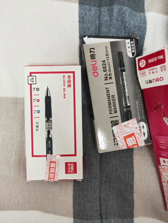 京东自营店买的得力，质量好，用的放心
字迹粗细：合适
顺滑程度：合适
手感：好