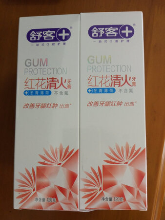 外观：牙膏盖子是平底的..可以倒立着放在任意位置..
味道：有淡淡的薄荷味..还有红花的味道..刷牙的时候有些微辣的感觉..
效果：据说可以清火..牙龈红肿有一定效果..
综合：这牙膏双11没有降价..也没有任何优惠活动..价格一直很平稳