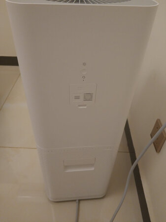 外形设计：外观美丽大方，颜色好看，设计合理
净化效果：净化效果还可以，主要是pm10能降下来，甲醛没测，不知道
噪音大小：噪音不大，睡觉时可以选择静音模式，白天可以选自选模式或者自动模式
操作难易：操作简单，一个键，长按关机，点按切换模式。