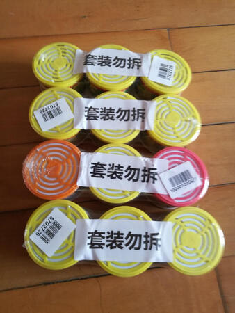 首先打开这个包装，一共有三个，包装还是比较完好的，没有破损。这款产品的味道是那种柠檬的清香型，还是比较不错的。美中不足是上边贴的套装勿拆的贴纸，非常不好撕，采用的是京东快递，速度非常快。昨天下单，
