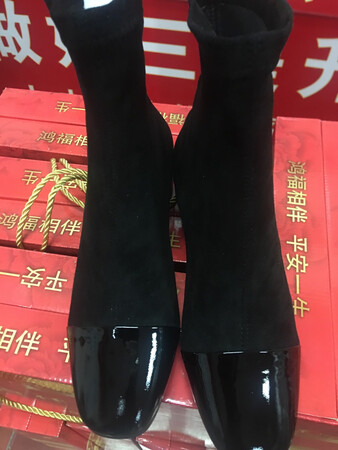 没想到料子真是我想要的弹力布鞋，试了试觉得鞋有点显着长，其它都不错，跟也合适，五星好评