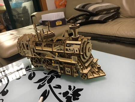 小火车很精致，材料可以的，一个个都标着号码，对应起来很方便，跟老公两个人在闺女的捣乱下做了两个晚上完工了，但是，不知道哪里出错了，发条转不动…好纠结是就当一个摆设呢还是抽空拆了重新装，可是貌似拆比装还难啊……