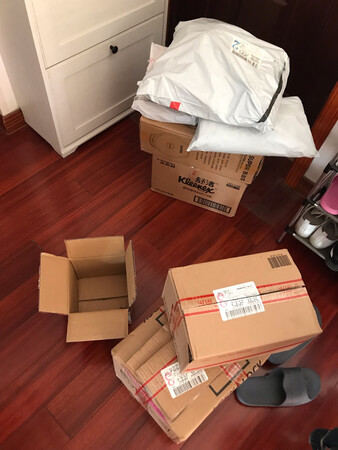 保暖效果：这款暖宝宝的保暖效果很好，有时候一整天下来，都还是热热的，姨妈期用它，真的是再好不过了！发热时长：这款暖宝宝的发热时间还挺长的，一整天下来，都还有温度，不需要更换。是否安全：这款暖宝宝，不像~上买的那些劣质的暖宝宝，做工很好，很精致，整个暖宝宝贴很有档次。其他特色：这款暖宝宝的颜值很高，包装也很好，很适合女生姨妈期使用，也适合平时腰酸背痛使用。我买了好多，搞活动购买，更加实惠，特别实用的一款产品，推荐给大家购买。京东商城物流配送很快，快递小哥的服务态度也很好。