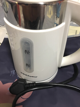 很好很方便，烧水很快，容量出门用刚刚好，大小也合适，放到行李箱不占地方。买回来就是为了带孩子出去玩用，真的不错。