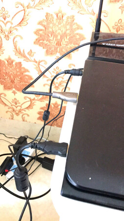 我是买来用笔记本连接电视的，看到还是很高清的，而且电视的色彩比笔记本的颜色更更加靓丽，看电影或者看电视也是非常的不错，关键不用机顶盒可以看到更多电视，在电脑上搜的都可以看，不用开什么机顶盒的会员才可以搜，浪费钱，总之这次购物很不错，绿联的，质量也可以