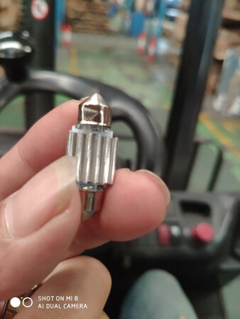 有点缺陷！头上包的铁亮皮有一个压进去了一点不知道怎么弄的！还好没坏正常亮，长不长久不知道，卖家服务它态度很好！