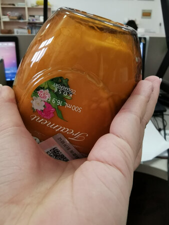 之前没有用过这个牌子的护发素，不好判别真假，膏体有些奇怪，像老酸奶的质地，而且瓶体很脏，说不上来真假，快递服务很好