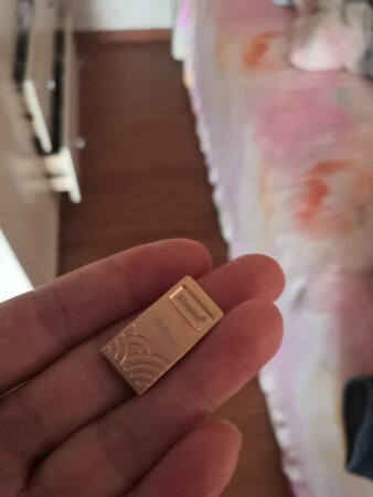 很小巧，下载东西特别方便，回头装到车上多下载点歌曲，还有一点，送货特别快
