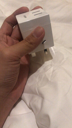 用料扎实，插头正上面是usb，两侧是别的插头，这样完全避免了插头插不上的情况，设计很用心。