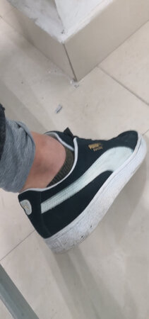 ，这是我用京东给的第一个差评   千万冷静别买 ，去实体店买 价格差不了多少 ，这个鞋子假的真实， 没穿多久 旁边标志开始发蓝，没有洗过。