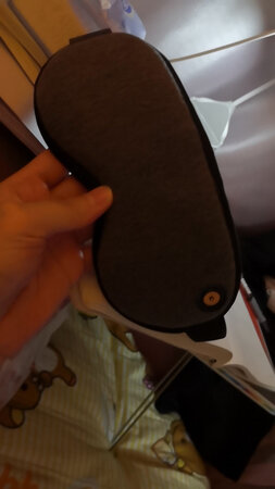 这款眼罩超好，很喜欢?，很实用，适合冬天用，特别适合经常看电脑看手机的人，看了一天，眼睛?很疲劳，就这个可以舒缓疲劳，热热的敷在眼睛上，很舒服，平时睡觉太刺眼的也可以当眼罩用，挺安全的，不过最好是用充电宝加热比较安全，因为用着怕睡着了