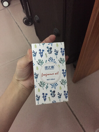 在这家买了加湿器，凑单一起买了香薰精油补充液，总共买了三瓶，两种香味的。这两个香味都很好味，倒多了也不会很浓，不像一些精油倒多就特别浓呛鼻子，这家的香薰精油补充液不会，有时加在加湿器里使用，有时直接单独洒在地上，很好闻。