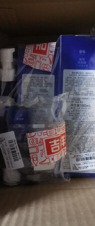 包装非常精致。日期新鲜，水很大瓶。赠品超级多，赠的水都是20ml的。化妆水的质地比较清爽，气味较淡。赠送的洗面奶很好用，轻轻按压一下基本就够洗一次脸，质感很细腻，很赞。雪肌精一直在用，效果没的说，保湿不油腻，很适合日常护理。如果你只想选一套化妆品，那雪肌精就一定没错了， 这个套装很超值，好用又不是很贵，用完皮肤嫩嫩的，保持很久。加上这次活动，比平时优惠很多，很喜欢。