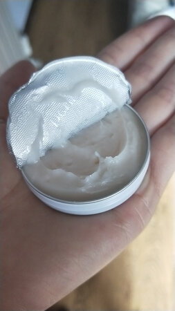 玫瑰的味道有淡淡的花香味，颜色是淡淡的粉色，保湿滋润效果不错，便于携带